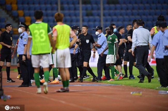 双腿被绑成m型毛笔调教